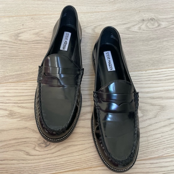 Steve Madden black leather loafers size 10 women’s (fits a bit snug) - Picture 5 of 5
